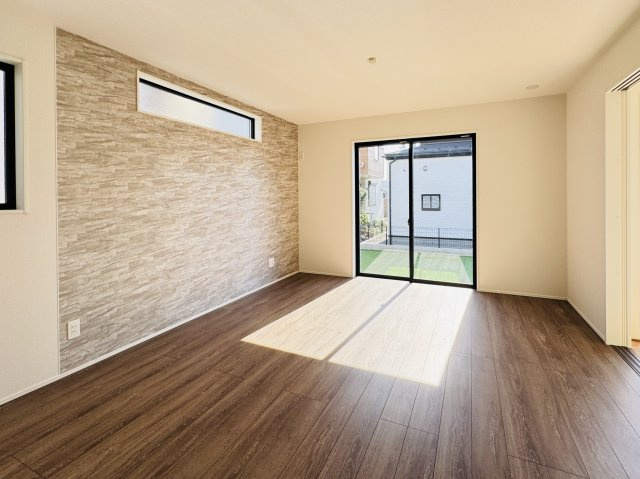 【居間・リビング】 | 松戸市古ケ崎３丁目新築戸建【古ヶ崎小学校：10分】 | 16帖リビングダイニングキッチン・アクセントクロス