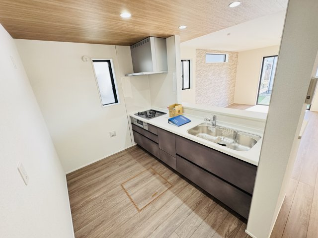 【キッチン】 | 松戸市古ケ崎３丁目新築戸建【古ヶ崎小学校：10分】 | お手入れしやすいレンジフード・シンクの水栓には浄水器がついてます！