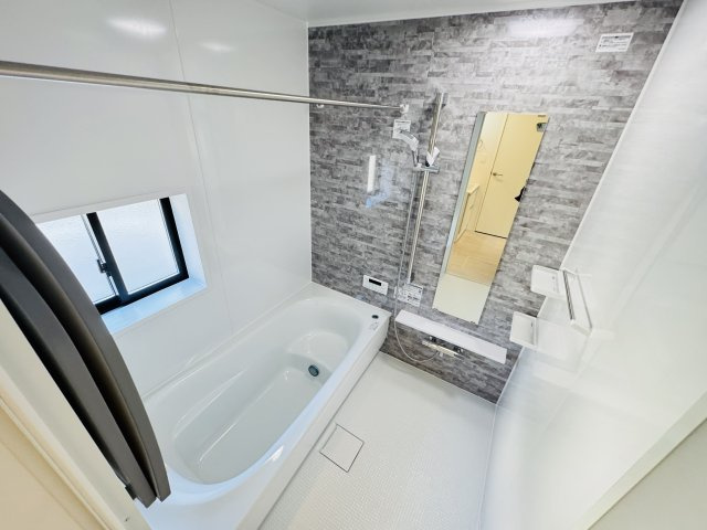 【浴室】 | 松戸市古ケ崎３丁目新築戸建【古ヶ崎小学校：10分】 | 手元で水流切り替えシャワーヘッド・足を伸ばせる広々浴槽で毎日リラックス♪