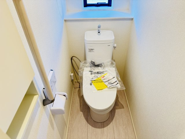 【トイレ】 | 松戸市古ケ崎３丁目新築戸建【古ヶ崎小学校：10分】 | 温水洗浄暖房便座つきトイレ