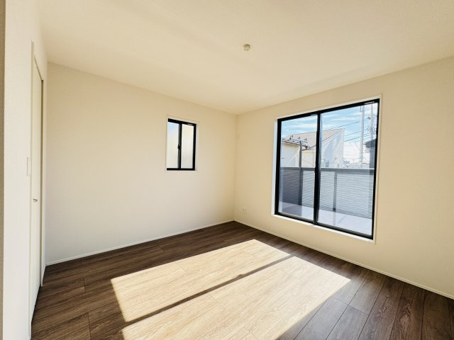 【寝室】 | 松戸市古ケ崎３丁目新築戸建【古ヶ崎小学校：10分】 | 8帖寝室・南側バルコニー前の明るいお部屋です♪