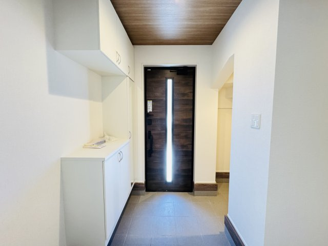 【玄関】 | 松戸市古ケ崎３丁目新築戸建【古ヶ崎小学校：10分】 | 玄関ホール・ミラー付きシューズボックス