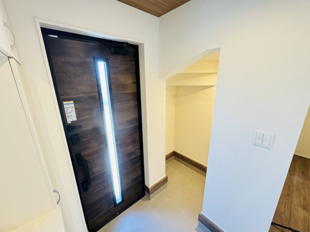 【玄関】 | 松戸市古ケ崎３丁目新築戸建【古ヶ崎小学校：10分】 | 玄関ホール横・シューズインクローク