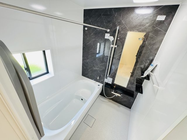 【浴室】 | 松戸市古ケ崎３丁目新築戸建【古ヶ崎小学校：10分】 | 手元で水流切り替えシャワーヘッド・足を伸ばせる広々浴槽で毎日リラックス♪