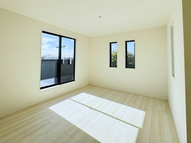 【寝室】 | 松戸市古ケ崎３丁目新築戸建【古ヶ崎小学校：10分】 | 8.12帖寝室・南側バルコニー前の明るいお部屋です♪