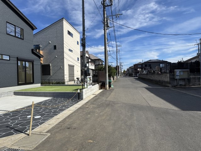 松戸市古ケ崎３丁目新築戸建【古ヶ崎小学校：10分】の前面道路含む現地写真|南側前面道路・幅員約7.9ｍ