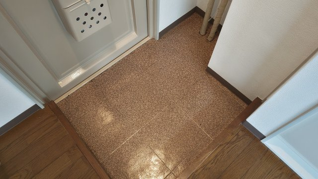 セブンクレーンビルの玄関