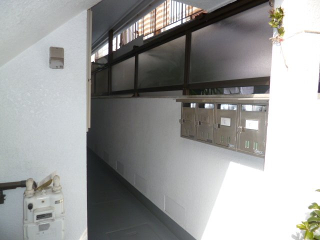 府中市小柳町３丁目のアパートのエントランス