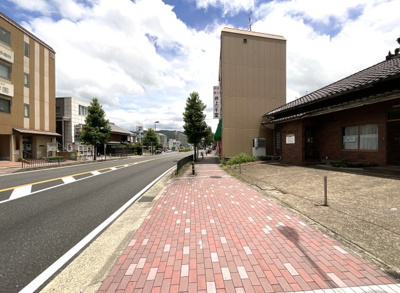 【前面道路含む現地写真】 | 宇治市宇治宇文字　注文住宅　建築条件なし　土地 | すぐ近くに最寄り駅がありセブンイレブンやファミリーマートもその駅の近くにあります。