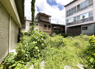 【外観】 | こちらは、建物の裏側にある庭の部分です。建築用地として利用されると思いますが、建物の解体など更地にする費用は買主様負担となります。
