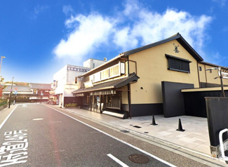 【周辺】 | 【宇治橋通り商店街】徒歩２分で、たくさんの飲食店や生活に必要な商業施設が建ち並ぶ商店街に行けます。抹茶スイーツが有名なお店も揃っていますよ。