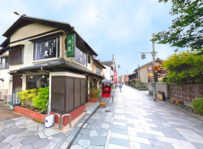 【周辺】 | 宇治市宇治宇文字　注文住宅　建築条件なし　土地 | 【平等院表参道】京阪宇治駅から宇治橋を渡ってすぐのところにあり、室町時代から続く宇治茶の老舗がずらりと並び、お茶の香りと宇治の特産品も充実した歴史ある表参道です。