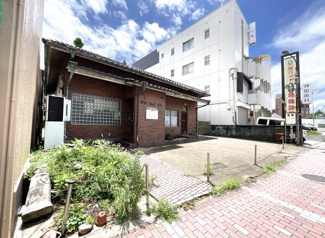 【外観】 | 間口が約14ｍあり、土地の面積は約120坪の広さです。商業地域《建蔽率80％・容積率400％》と規制が緩く店舗・ビル・マンション用地としてもお考え頂けます。