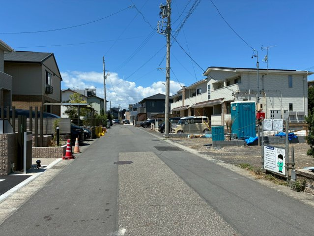 静岡市駿河区大谷第３　新築戸建　全２棟　１号棟の前面道路含む現地写真