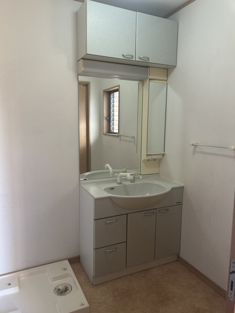 和泉市池田下町　中古建ての独立洗面台