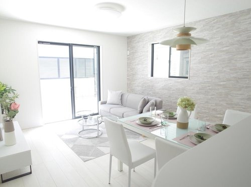 【GRAFARE　ZEH水準仕様】小平市仲町8期の居間・リビング|ご家族を近くに感じられる人気の対面キッチンです！キッチンからリビング・ダイニングの眺めです！