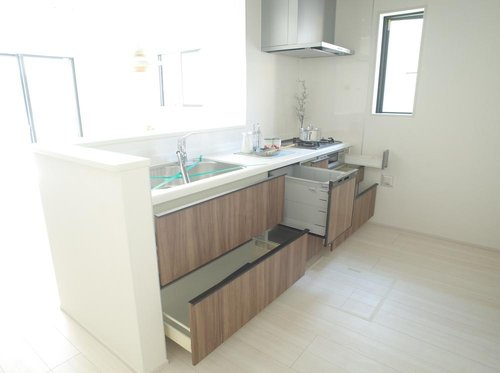 【GRAFARE　ZEH水準仕様】小平市仲町8期のキッチン|スライドタイプのキッチン収納は、収納したものが見やすく、取り出しやすいです！時間と手間のはぶける食洗機付です！