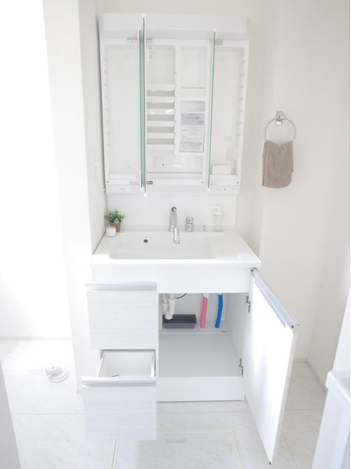 【GRAFARE　ZEH水準仕様】小平市仲町8期の洗面所|朝シャンなどができて便利なシャワー付洗面化粧台です！三面鏡の裏は収納ですので、洗面台周りもスッキリしますね