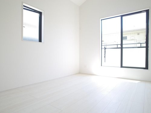 【GRAFARE　ZEH水準仕様】小平市仲町8期の洋室|２階洋室約６帖です！全室２面に窓があり、各お部屋に明るい陽ざしが射し込みます！
