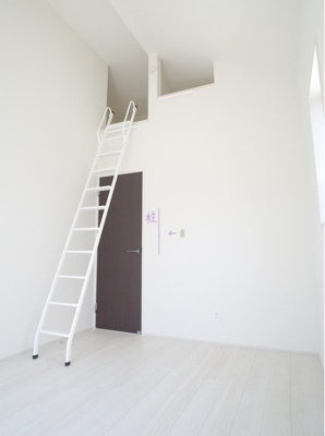 【洋室】 | 【GRAFARE　ZEH水準仕様】小平市仲町8期 | ２階洋室約６帖の開放的な吹抜けが、ワンランク上の住まいを演出してくれます！