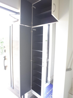 【玄関】 | 【GRAFARE　ZEH水準仕様】小平市仲町8期 | 収納豊富な下駄箱ですので、お玄関もスッキリします！鏡も付いてお出かけ前のチェックもバッチリです！