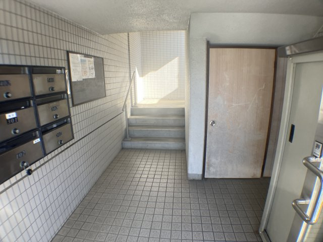 さいたま市桜区西堀３丁目の賃貸マンションのロビー