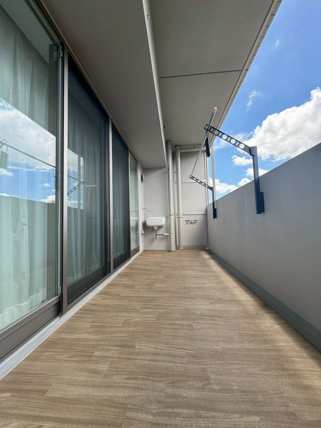 バンベール有松のバルコニー|たくさんの洗濯物や布団を干すことができます。
