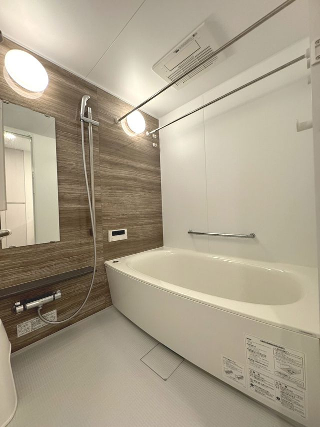 バンベール有松の浴室|浴室乾燥機付きなので雨の日でも洗濯物を干すことができます。
