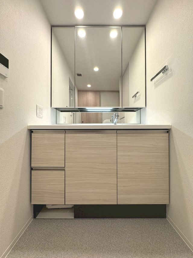 バンベール有松の独立洗面台|収納付き三面鏡洗面化粧台
