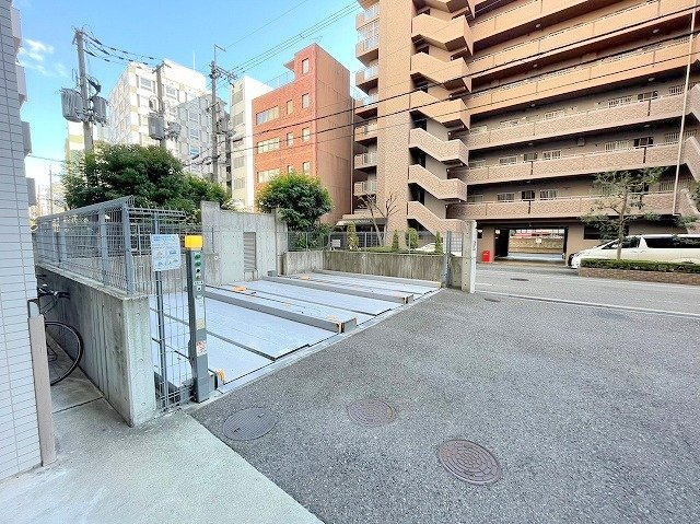 プラウドフラット新大阪の駐車場