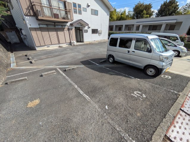 ニューハイム羽沢の駐車場