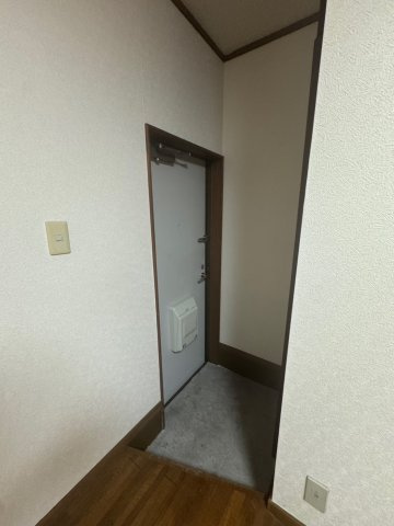 ときわ花山ハイツの玄関