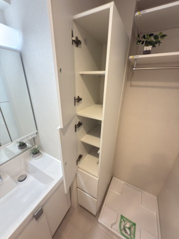 アークステージ高田馬場のランドリースペース|洗面所収納/洗濯機の隣に収納があるので、来客者に見られずにランドリー用品を