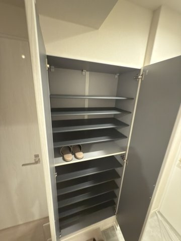 アークステージ高田馬場の収納|玄関収納/収納が豊富なため、お履き物をきれいに片づけられます！