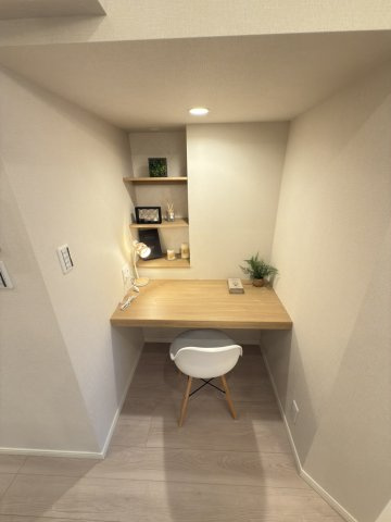 アークステージ高田馬場の居間・リビング|DEN/ちょっとしたスペースで書き物ができます！