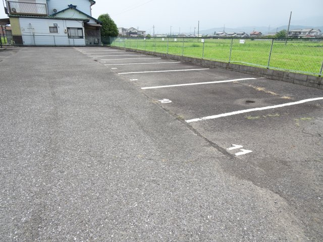 ヴィラマルヨシの駐車場