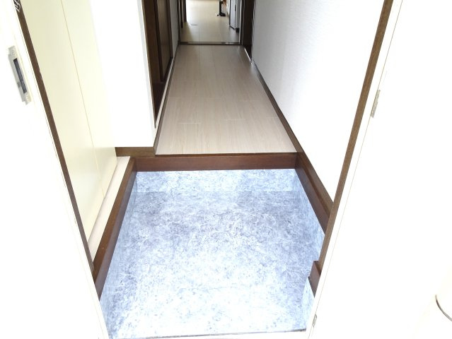 ヴィラマルヨシの玄関