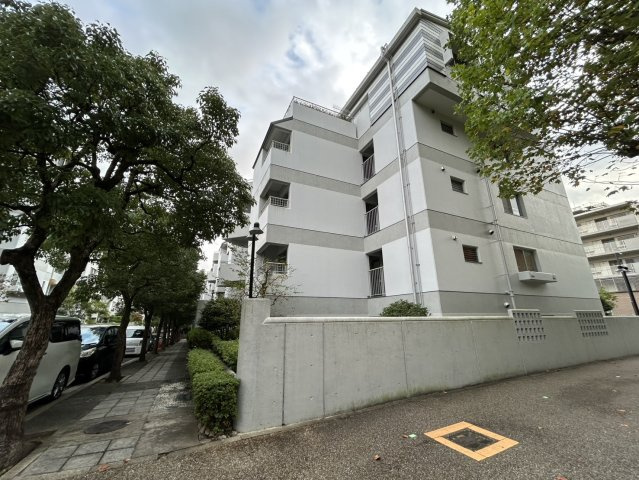 プレステージ新千里西町2号棟の外観