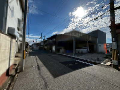 【前面道路含む現地写真】 | 宿屋町東３丁　建築条件付宅地 | 周辺にはスーパーや薬局など、商業施設がそろっていますよ！とても住みやすい環境です！
