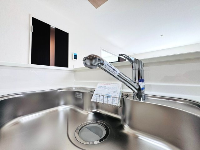 【キッチン】 | 和光市南1丁目　新築一戸建住宅（成増店） | 浄水器内蔵（カートリッジ式）水栓採用。
