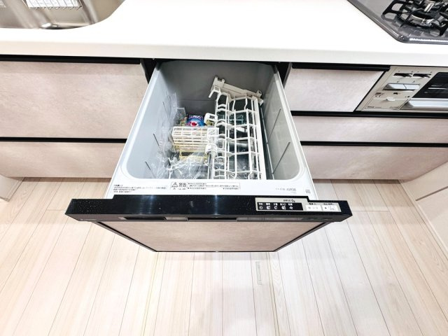 【キッチン】 | 和光市南1丁目　新築一戸建住宅（成増店） | 食器洗乾燥機標準装備。食後の片づけがはかどり、夫婦の時間を作ってくれます。
