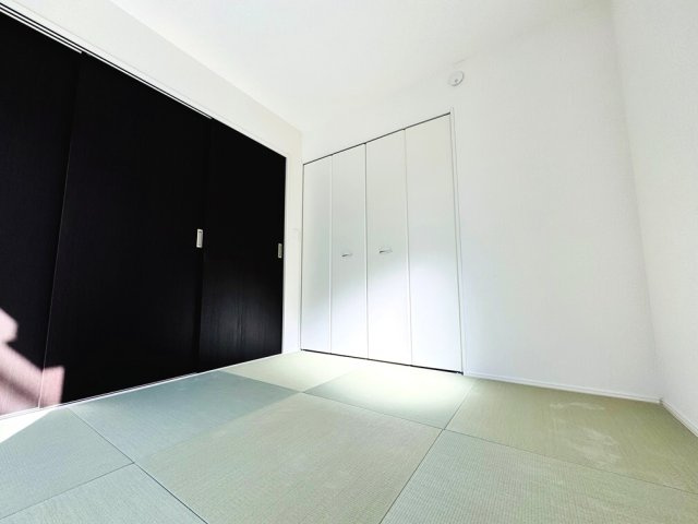 【和室】 | 和光市南1丁目　新築一戸建住宅（成増店） | ベビールームやお昼寝スペース、お洗濯畳みなどで重宝するリビング続きの和洋室。
奥行きワイドの収納付でお布団もすっきり収まります。