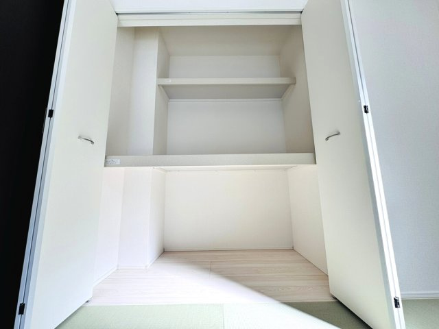 【収納】 | 和光市南1丁目　新築一戸建住宅（成増店） | ベビールームやお昼寝スペース、お洗濯畳みなどで重宝するリビング続きの和洋室。
奥行きワイドの収納付でお布団もすっきり収まります。