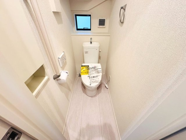 【トイレ】 | 和光市南1丁目　新築一戸建住宅（成増店） | 1階、2階それぞれにあるため、忙しい朝の時間帯のトイレ競争も安心です。
