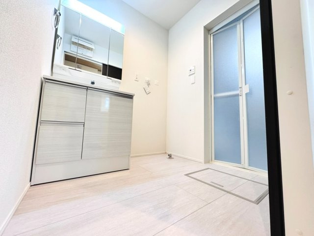 【独立洗面台】 | 和光市南1丁目　新築一戸建住宅（成増店） | 奥様嬉しい三面鏡付洗面化粧台採用。床下収納も採用しており収納力がございます。
