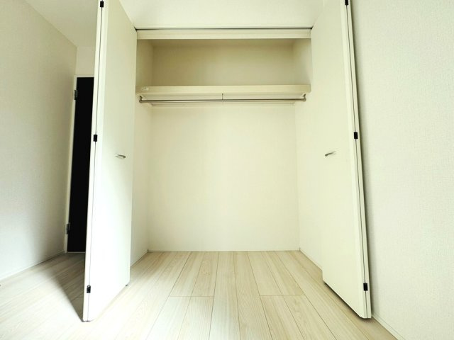 【収納】 | 和光市南1丁目　新築一戸建住宅（成増店） | 5.25帖の洋室内収納。ハンガーパイプ付枕棚を採用。