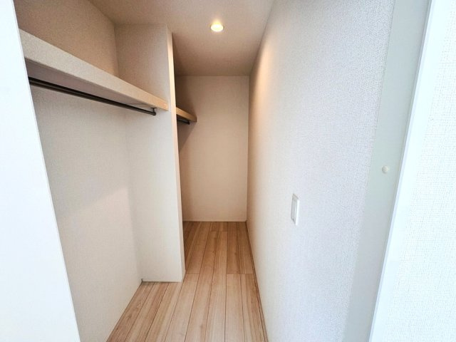 【収納】 | 和光市南1丁目　新築一戸建住宅（成増店） | 7帖の洋室内ウォークインクローゼット。ハンガーパイプ付枕棚を２ヶ所採用し、奥行きがございます。