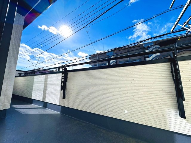 【バルコニー】 | 和光市南1丁目　新築一戸建住宅（成増店） | バルコニーから綺麗な青空を見上げた様子。清々しい気分になり明日からまた頑張れそう☆
