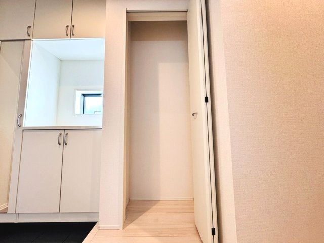 【収納】 | 和光市南1丁目　新築一戸建住宅（成増店） | 玄関脇の収納。フリースペースタイプなので活用方法はあなた次第☆