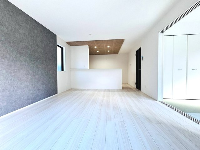 【居間・リビング】 | 和光市南1丁目　新築一戸建住宅（成増店） | 南道路に面した明るいリビング。一部、アクセントクロスも採用し、デザイン性も高めています。